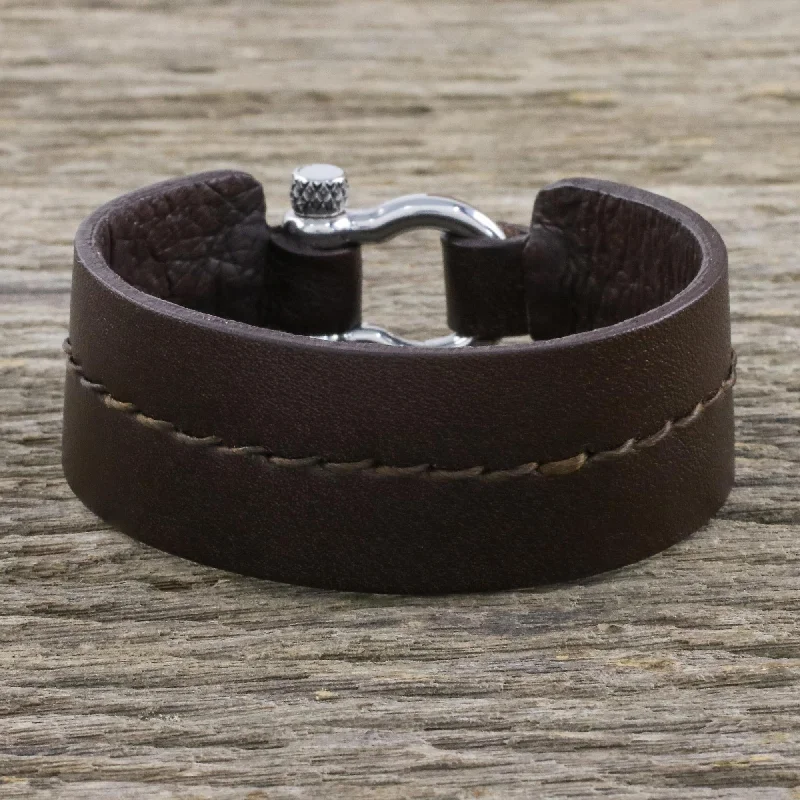 Custom-designed leather bracelets with beads-Rugged Femme Rugged Women's Brown Leather Bracelet with Shackle Clasp